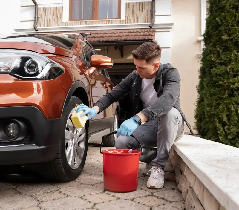 Lavage auto à domicile Mouans-Sartoux : professionnel intervenant sur un véhicule